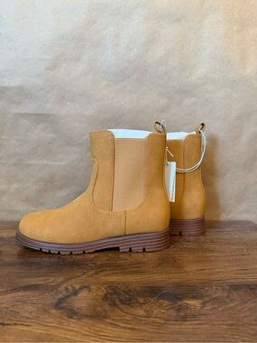 NWT Girls Vegan Leather Chelsea Boots in Brown - size 4